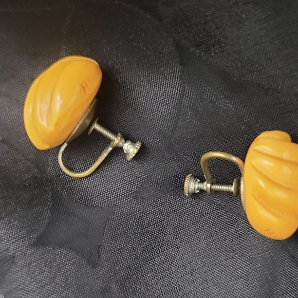 Vintage Small Honey-colored Bakelite Earrings - Picture 3 of 8